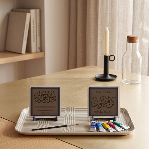 Modern Mimari Çalışma Masaları İçin Özel Kahverengi Deri Zemin Üzerine İşlenmiş Kün Fe Yekün Ve Türkçe Meâlli Bismillah İkili Masaüstü Objesi 10X10 Cm, Açık Kahve - Açık Kahve