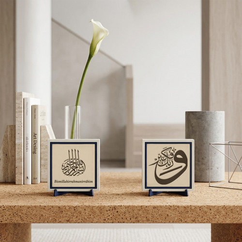 Yeni Ofis Açılışlarına Özel Tasarlanan Deri Fonlu Ve Rabbeke Fekebbir Yazısı Ve Besmele İkili Dekoratif Takım 10X10 Cm, Pudra - Pudra