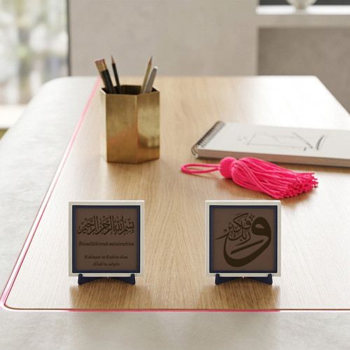“Ve Rabbeke Fe Kebbir” Müddessir Suresi Hat Sanatı Ve Özel Deri Meâlli Besmele İkili Masaüstü Objesi 10X10 Cm, Açık Kahve - Açık Kahve