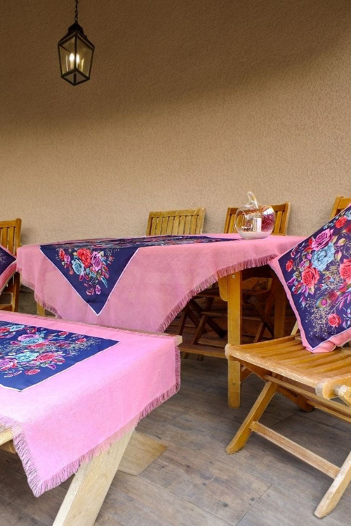 Pembe Lacivert El Yapımı Masa Örtüsü Seti (2 Adet Kırlent Kılıfı; Runner)