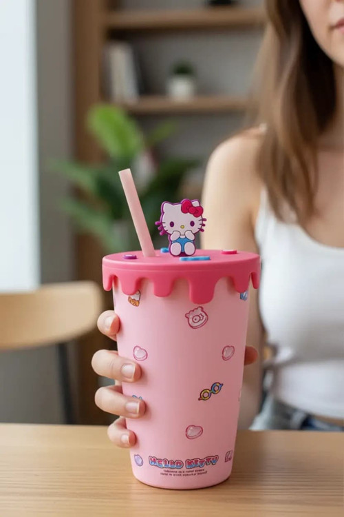 Lisanslı Hello Kitty Tatlı Fabrikası Kapaklı Pipetli Seramik Bardak – 400 Ml