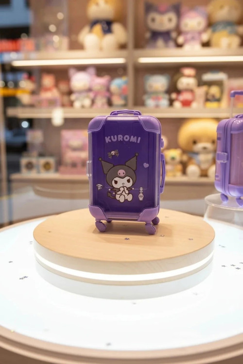 Lisanslı Kuromi Mini Bavul Saklama Kutusu – Dekoratif Düzenleyici 13 Cm