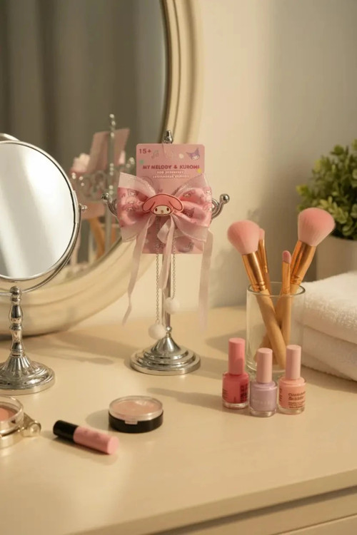 Lisanslı Fiyonklu Saç Tokası – Sallantılı Detaylı & Romantik