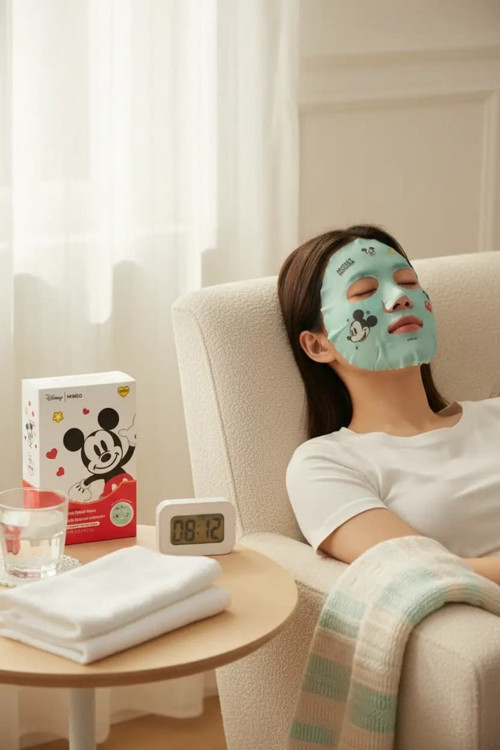 Lisanslı Mickey Mouse Nemlendirici Baskılı Yüz Maskesi – Neşeli ve Pratik Bakım