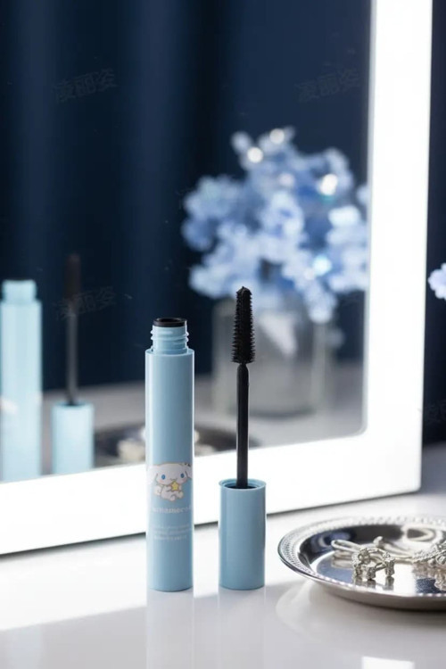 Lisanslı Cinnamoroll Curling Maskara – Kıvrık ve Dolgun Kirpik Görünümü