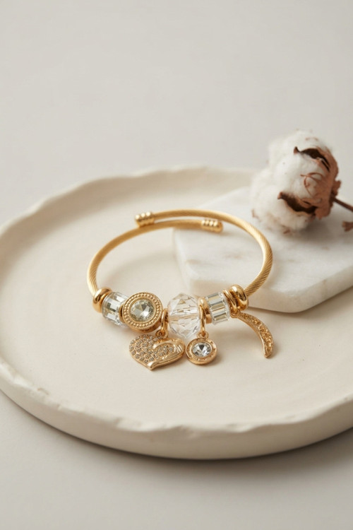 Kalp Model Gold Renk Beyaz Charmlı Bileklik TJ-BB8671