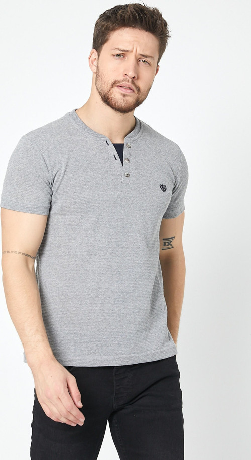 Erkek Gri Göğüs Nakış Yaka Düğme Detaylı Kısa Kollu V Yaka T-Shirt
