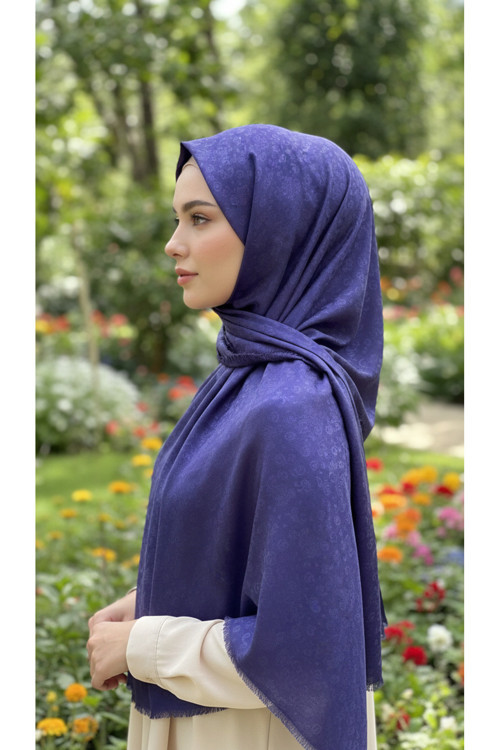 Jakarlı Çiçek Desenli Eşarp – Hafif, Kaymaz, Modern Tesettür Eşarp 100 x 100 cm