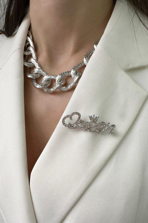 Queen Yazılı Taşlı Taç Detaylı İğneli Broş