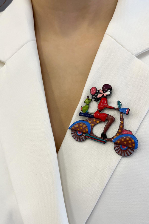 Mineli Motorsikletli Kadın Broş (Ölçü:5 cm)