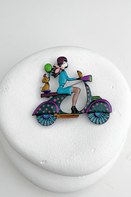 Mineli Motorsikletli Kadın Broş (Ölçü:5 cm)