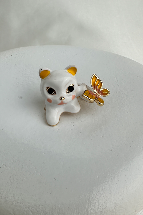 Beyaz Mineli Kelebek Tutan Sevimli Kedi Broş (3cm)
