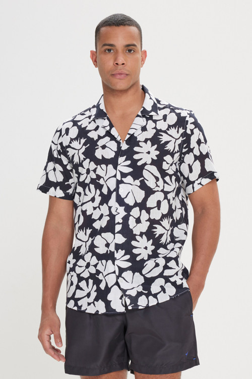 Erkek Siyah-Beyaz Slim Fit Dar Kesim Küba Yaka Kısa Kollu Baskılı Gömlek
