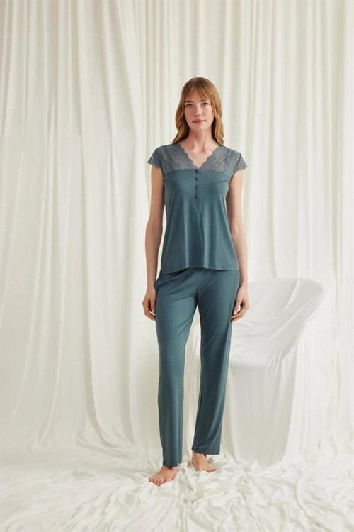 ® Yakası Kolu Ve Omzu Dantelli Önü Düğmeli Pijama Takımı