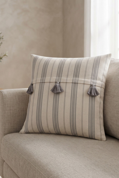 Gri Çizgili Üç Püskül Detaylı Pamuklu Zarf Kapak Dekoratif Kırlent Kılıfı 42X42 Cm