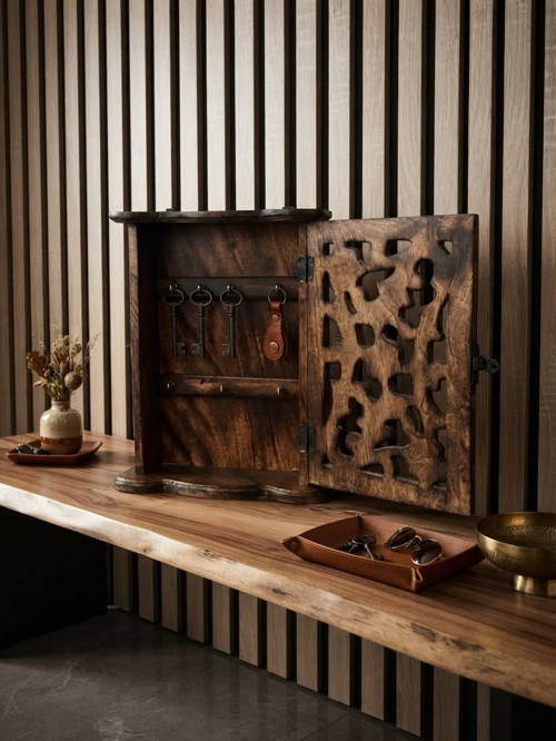 El Yapımı Ceviz Ağacı Oyma Anahtar Dolabı Duvara Monte Dekoratif Anahtarlık - 30x23x10 cm
