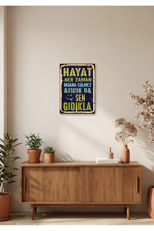 Hayat Her Zaman İnsana Gülmez Retro Tablo – Eğlenceli Yazılı Vintage Dekoratif Poster | Ahşap & Metal