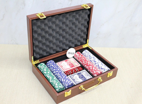 Deri Çantalı 200 Chip Ve 2 Adet İskambil Kağitına Sahip Poker Oyunu