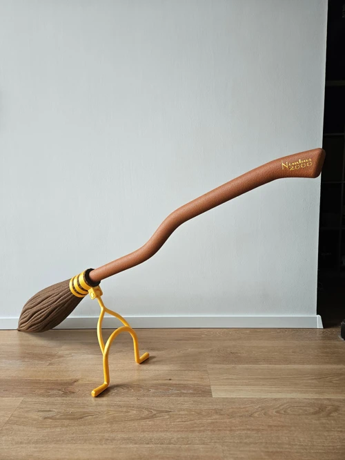 Life Size Nimbus 2000 – Harry Potter Süpürgesi ve Standı