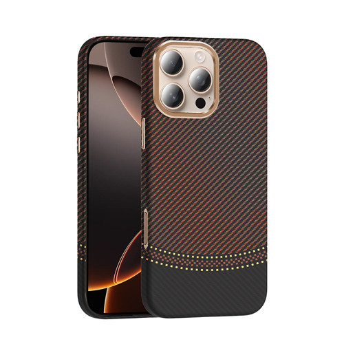 iPhone 16 Pro Kılıf M-safe Şarj Özellikli Karbon Fiber Görünümlü Gros Kılıf - Gold-Siyah