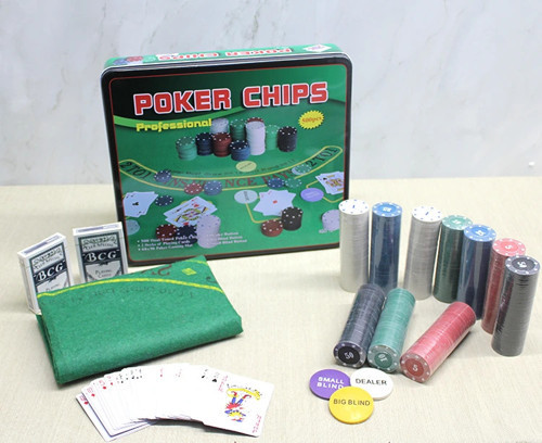 Metal Kutulu 500 Chip Ve 2 Adet İskambil Kağit Setine Sahip Poker Oyunu
