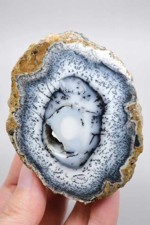 Parlatılmış Merlinit Jeot – Dendritik Opal, Mavi Şerit ve Merkezinde Druzy Boşluk, 194g