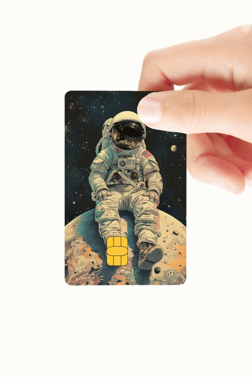 Ay Üzerinde Oturan Astronot Temalı Kredi Ve Banka Kartı Kaplama Sticker
