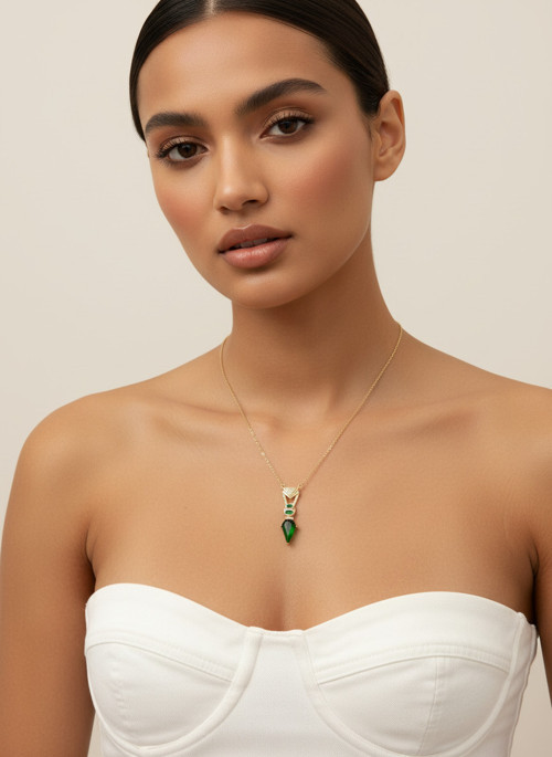 Accessories Kadın Altın Renk Zümrüt Yeşil Taşlı Geometrik Uçlu Kolye