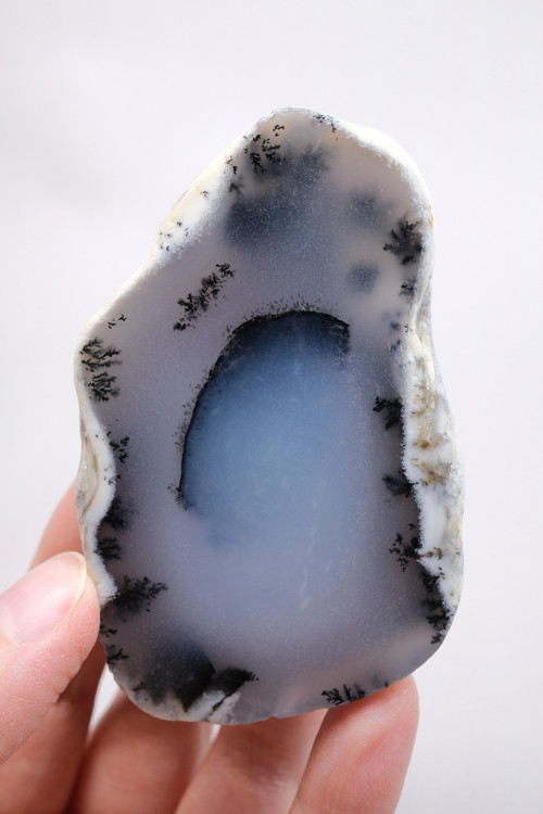 Gök Mavi Dendritik Opal Dilimi - Saydam Mavi Çekirdek ile Ağaç Şeklinde Siyah Dendritler, 142g