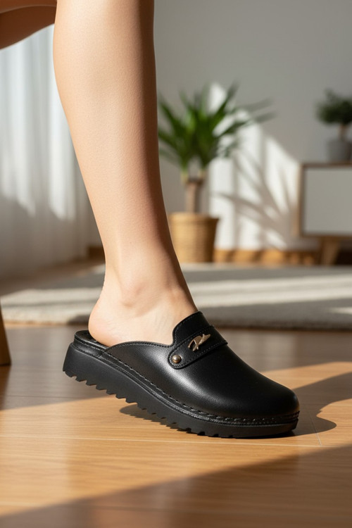 Kadın Burnu Kapalı Metal Aksesuar Detaylı ve Tırtıklı Tabanlı Siyah Comfort Terlik
