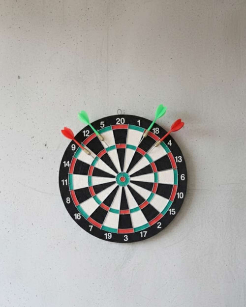 17 İnç Profesyonel Dart Tahtası Dayanıklı Yapı ve 4 Metal Dart Oku