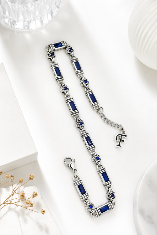 Rodyum Gümüş Kaplama B-103 Kromix Çelik Erkek Bilelik 1+1 Gravürlü Otantik Safir Rengi Zirkon Baget Taşlı Harfli 5 Mm