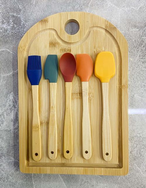 Bambu Kes Hazırla Set Oval Kesme Tahtası ve Renkli Silikon Spatula Seti