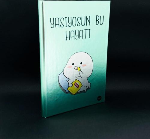 Metal Kapaklı Yaşıyosun Bu Hayatı Tasarımlı Lastikli Defter