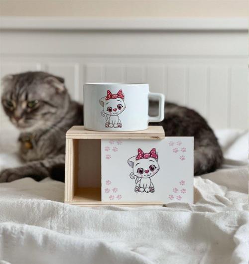 Sevimli Pembe Kedi Tasarımlı Ahşap Kutulu Kupa