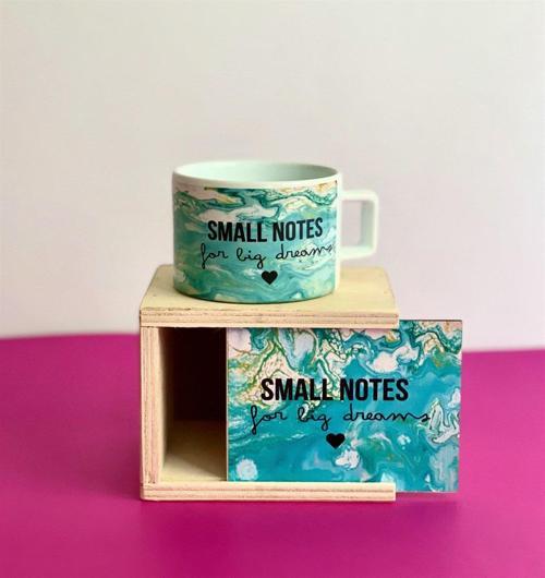 Small Notes Tasarımlı Kutulu Kupa