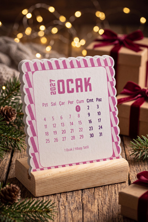 Ahşap Standlı Dalgalı Kesim Pembe Dama Tasarımlı 2027 Masaüstü Takvimi 8,5x9,5 Cm - Estetik Yeni Yıl Hediyesi Çok Renkli
