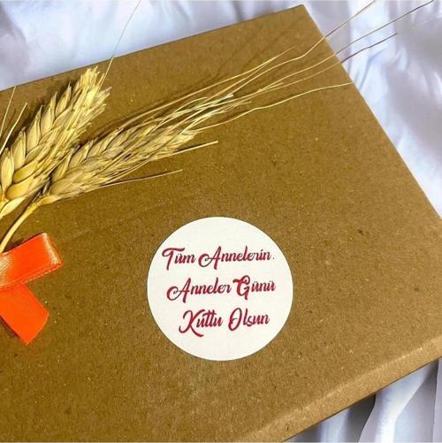 Anneler Günü Kırmızı Yazılı Yuvarlak Yapışkanlı Etiket 4 x 4 cm 120 Adet