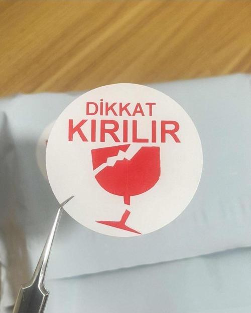 Dikkat Kırılır Uyarı Etiketi 5 x 5 cm 1000 Adet
