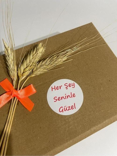 Herşey Seninle Güzel Kırmızı Yazılı Yuvarlak Yapışkanlı Etiket 3 x 3 cm 150 Adet