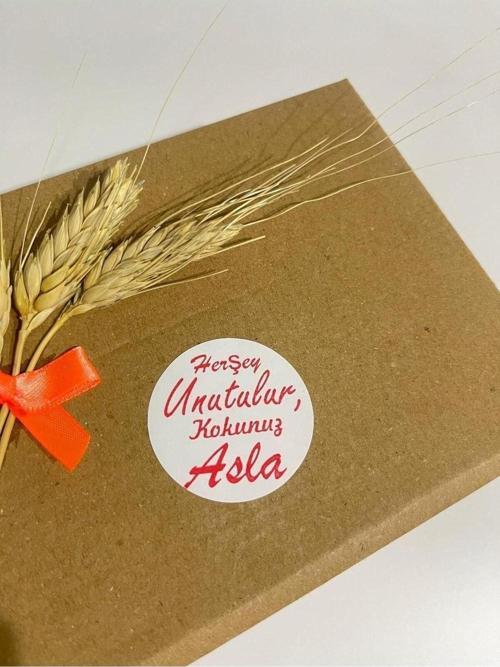 Herşey Unutulur Kokunuz Asla Kırmızı Yazılı Yuvarlak Yapışkanlı Etiket 5 x 5 cm 100 Adet