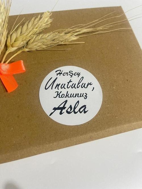 Herşey Unutulur Kokunuz Asla Siyah Yazılı Yuvarlak Yapışkanlı Etiket 4 x 4 cm 120 Adet