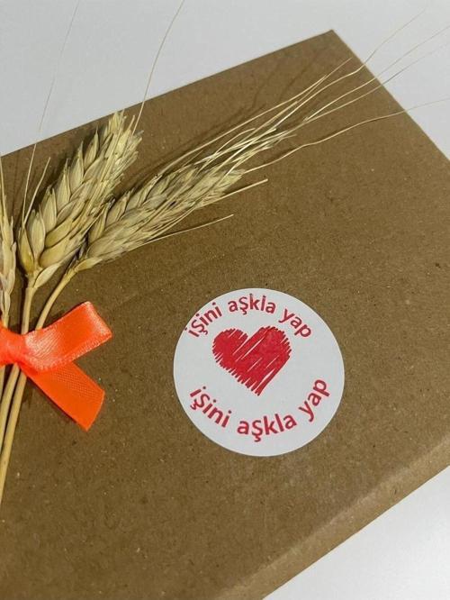 İşini Aşkla Yap Ortası Çizim Kalpli Kırmızı Yazılı Yuvarlak Yapışkanlı Etiket 5 x 5 cm 100 Adet