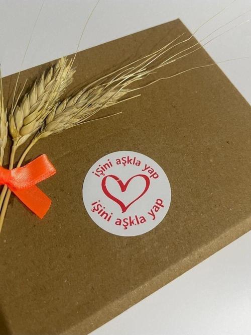 İşini Aşkla Yap Ortası Kalpli Kırmızı Yazılı Yuvarlak Yapışkanlı Etiket 5 x 5 cm 100 Adet