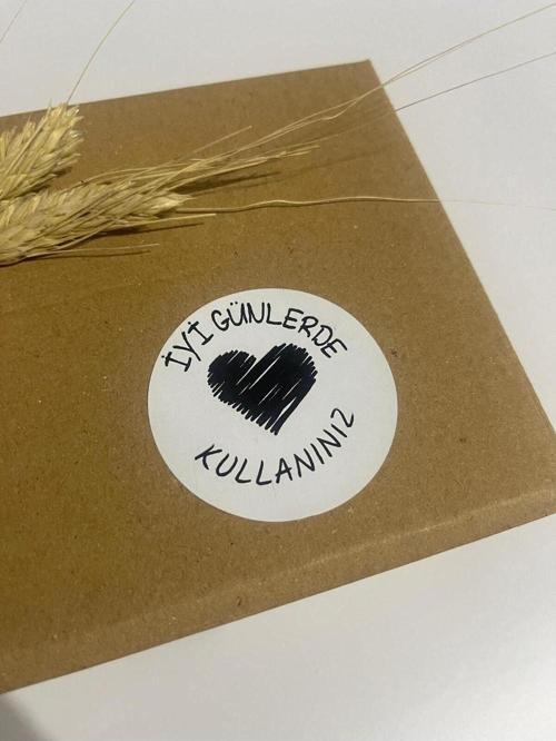 İyi Günlerde Kullanın Siyah Yazılı Ortası Çizim Kalpli Yuvarlak Yapışkanlı Etiket 5 x 5 cm 100 Adet