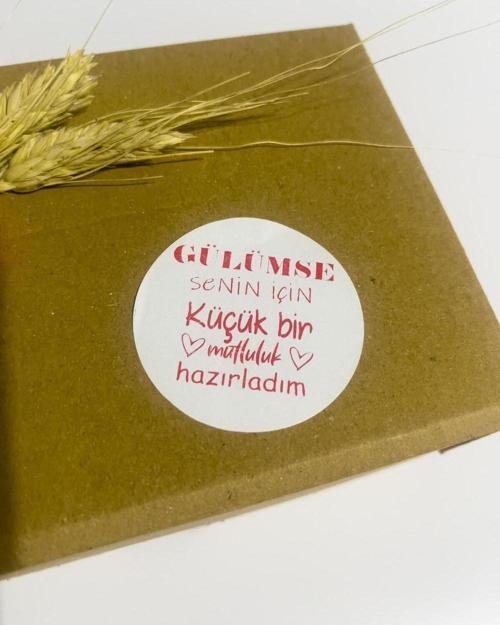 Gülümse Senin İçin Küçük Bir Mutluluk Hazırladım Kalpli Yuvarlak Yapışkanlı Etiket 5 x 5 cm 100 Adet