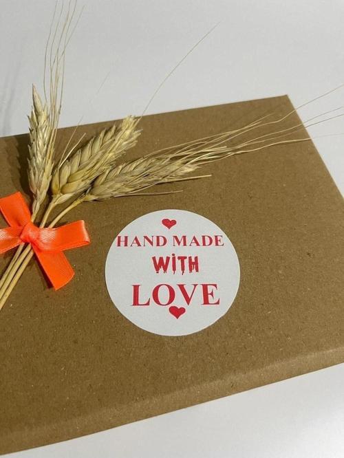 Handemade With Love Üst Ve Alt Kalpli Kırmızı Yazı Yuvarlak Yapışkanlı Etiket 4 x 4 cm 120 Adet