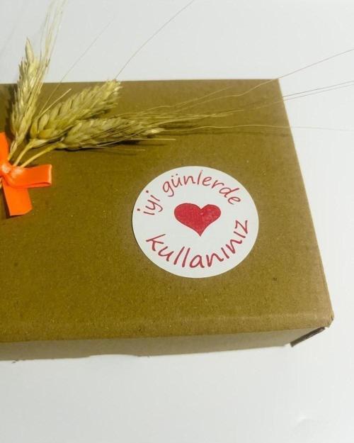 İyi Günlerde Kullanınız Kırmızı Yazılı Ortası Kalpli Yuvarlak Yapışkanlı Etiket 4 x 4 cm 120 Adet