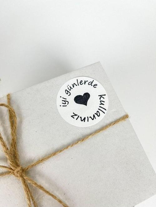 Iyi Günlerde Kullanınız Siyah Yazılı Kalpli 5 cm Yuvarlak Yapışkanlı Etiket 100 Adet