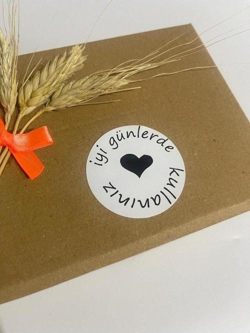 İyi Günlerde Kullanınız Siyah Yazılı Ortası Kalpli Yuvarlak Yapışkanlı Etiket 5 x 5 cm 100 Adet